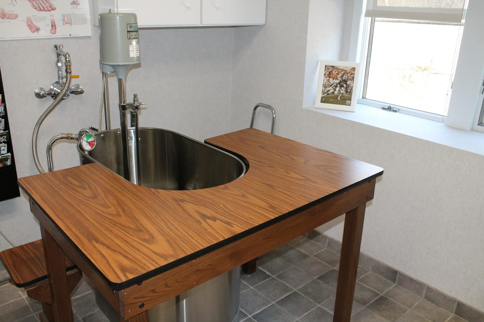 Whirlpool hydrotherapy tub