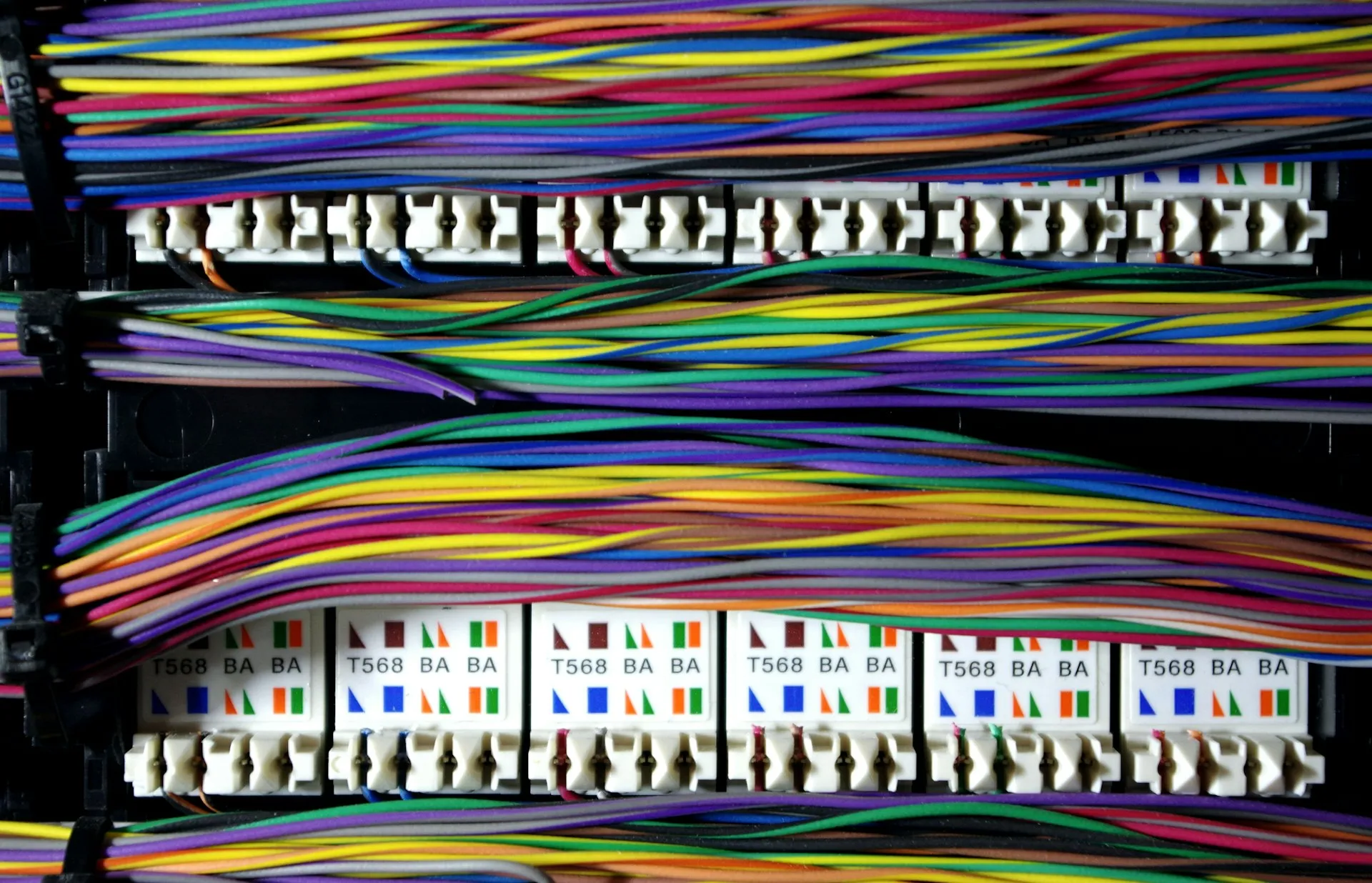 Color-coded network cabling during a cloud migration window