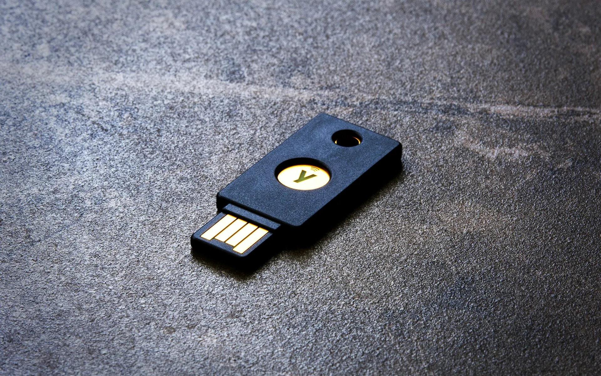 Hardware security key for phishing-resistant sign-in