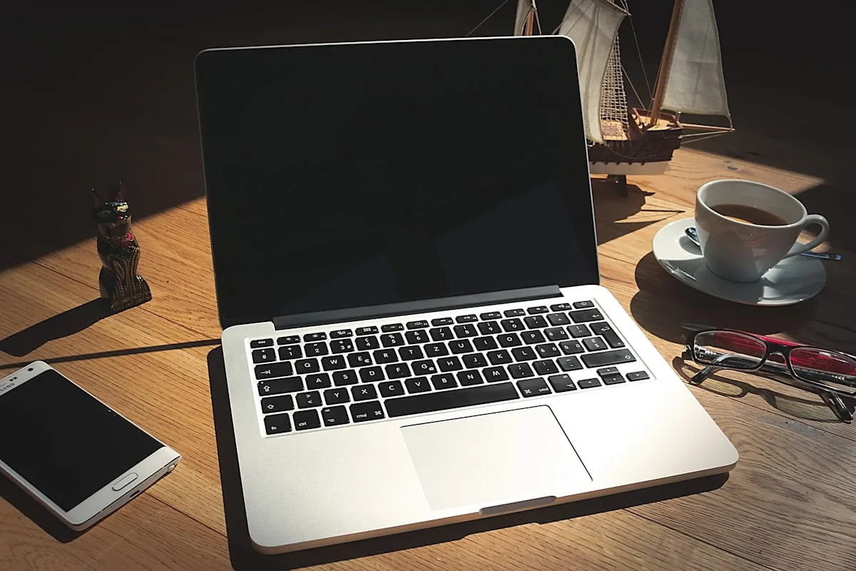 Laptop workspace connected to the cloud
